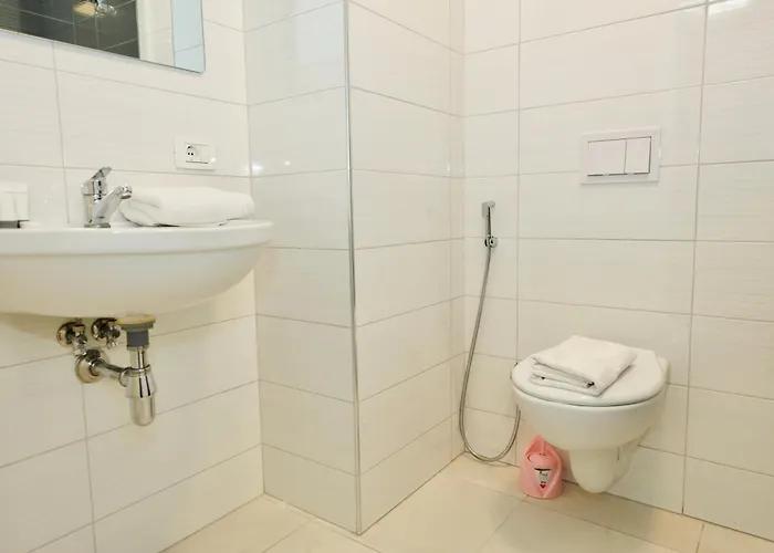 Miku Apartment-chic 2 Bedroom Escape Tirana