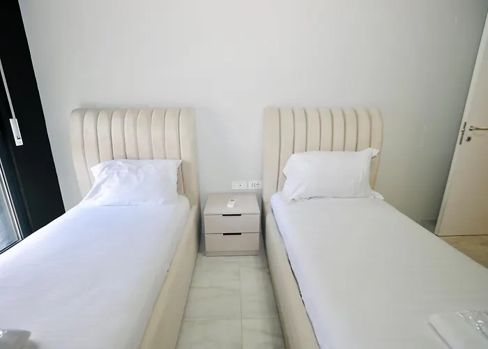 Miku Apartment-chic 2 Bedroom Escape *