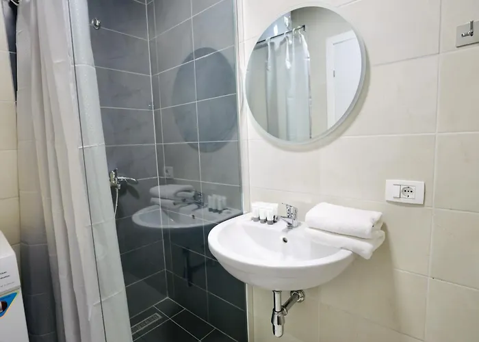Miku Apartment-chic 2 Bedroom Escape Tirana